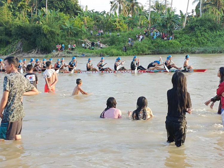 Event Pacu Jalur di tepian Armena Desa Pulau Banjar Kari, Kuantan Singingi, Riau