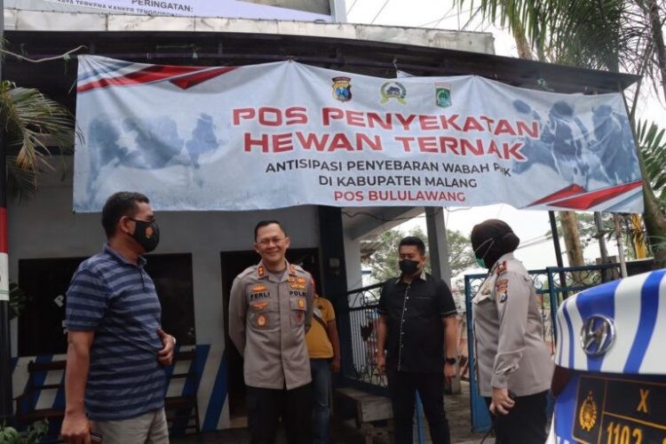 Kapolres Malang cek langsung lokasi posko penyekatan mobiltas kendaraan pengangkut hewan ternak di Simpang Tiga Pos Bululawang