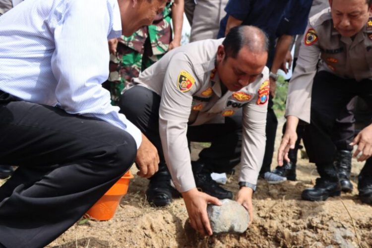 Saat AKBP Dwiasi Wiyatputera, S.H., S.I.K., M.H melakukan peletakan Batu Pertama Pembangunan Bhayangkara Regency