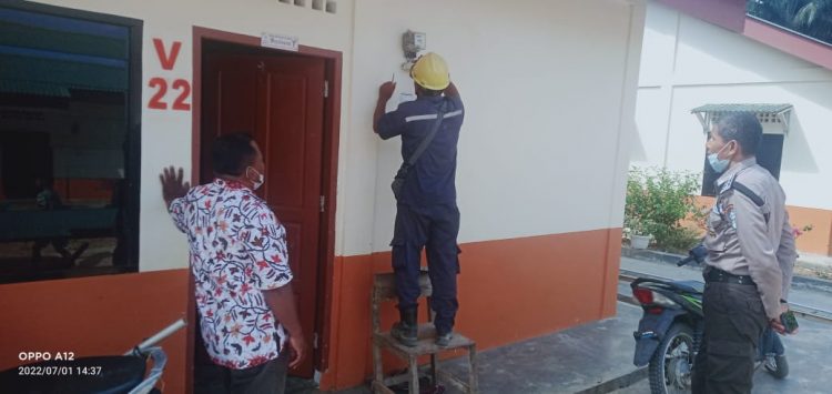 Oknum Management PT Musim Mas Estate 3 Saat Memutus Paksa Penerangan di salah satu Rumah Karyawannya