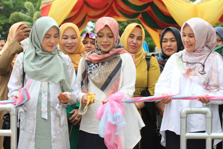 Peresmian Ruang Bermain Ramah Anak oleh Ketua Tim Penggerak Pemberdayaan Kesejahteraan Keluarga (TP-PKK) Aceh, Dyah Erti Idawati di Kompleks Taman Sulthanah Safiatuddin