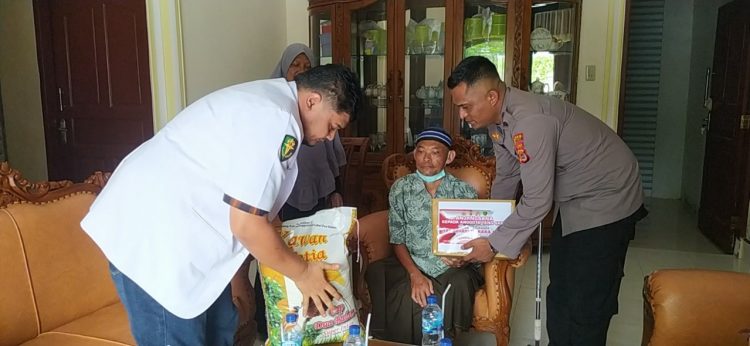 Siedokes Polres Aceh Timur melaksanakan anjangsana dengan menjenguk Aiptu Sutaher personel Polres Aceh Timur yang mengalami sakit di kediamannya di Desa Peudawa Puntong