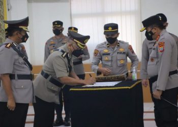 Kapolda Sulut Irjen Pol Mulyatno memimpin upacara serah terima jabatan (sertijab) dua Pejabat Utama dan enam Kapolres jajaran Polda Sulut, Rabu (6/7/2022)