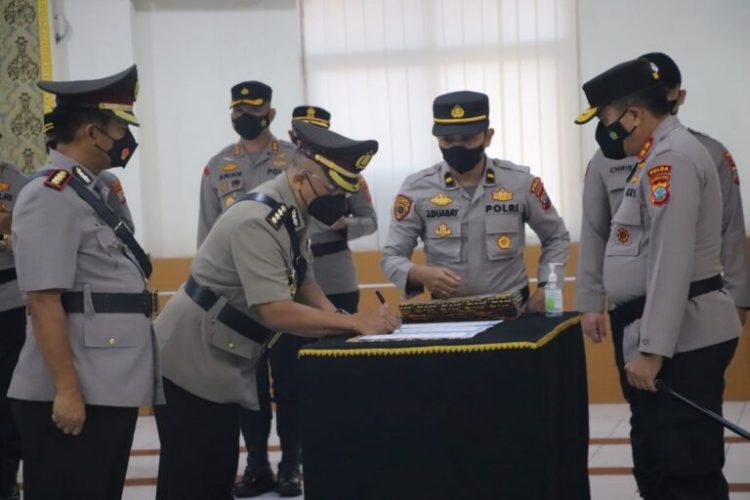 Kapolda Sulut Irjen Pol Mulyatno memimpin upacara serah terima jabatan (sertijab) dua Pejabat Utama dan enam Kapolres jajaran Polda Sulut, Rabu (6/7/2022)