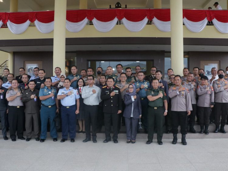 Foto bersama jajaran Polda Sulawesi Utara dengan peserta Studi Strategis Dalam Negeri (SSDN) Program Pendidikan Reguler Angkatan (PPRA) LXIV Tahun 2022 Lemhannas RI