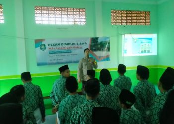 Polsek Balen memberikan Binluh pembinaan dan penyuluhan kepada siswa siswi di SMK Taruna, MA Islamiyah dan Mts Islamiyah Balen