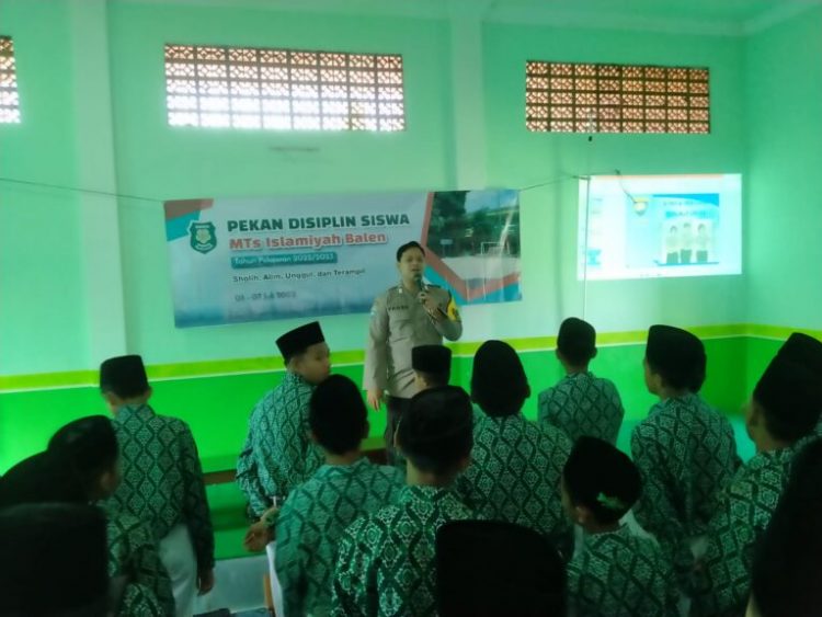 Polsek Balen memberikan Binluh pembinaan dan penyuluhan kepada siswa siswi di SMK Taruna, MA Islamiyah dan Mts Islamiyah Balen