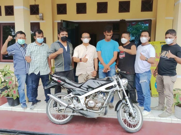 Pelaku beserta Barang Bukti yang Diamankan Unit Reskrim Polsek Siantar Martoba
