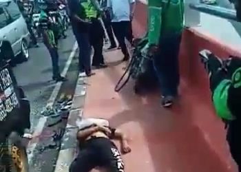 Kecelakaan lalu lintas terjadi di Jembatan Musi 4 Palembang antara mobil pick up dan motor matic