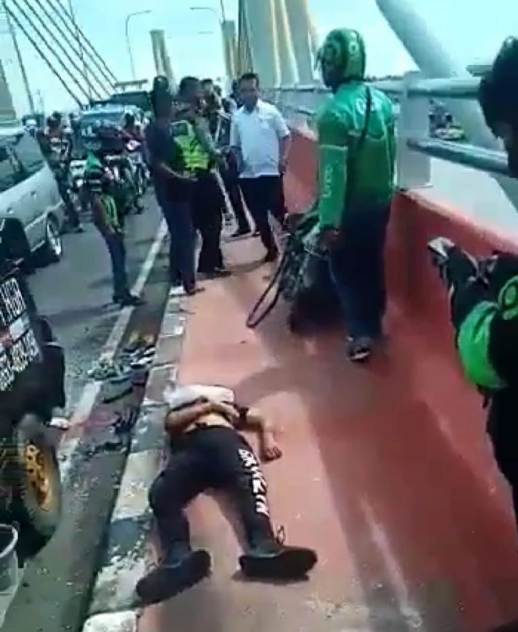 Kecelakaan lalu lintas terjadi di Jembatan Musi 4 Palembang antara mobil pick up dan motor matic