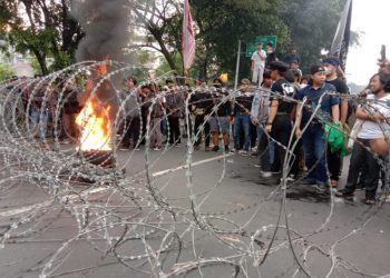 Aliansi Mahasiswa Bogor kembali melakukan unjuk rasa di Jalan Jenderal Sudirman Kecamatan Bogor Tengah Kota Bogor