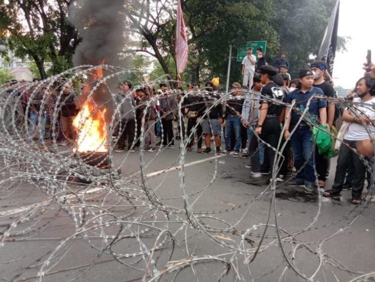 Aliansi Mahasiswa Bogor kembali melakukan unjuk rasa di Jalan Jenderal Sudirman Kecamatan Bogor Tengah Kota Bogor