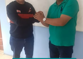 Bungaran Nainggolan selaku pemimpin aksi unjuk rasa penolakan konversi Teh ke Kelapa sawit di Kebun Bah Butong Afdeling 1,2 dan 3 (Kanan) dan Supriono Ketua SPBUN PTPN IV (Kiri)