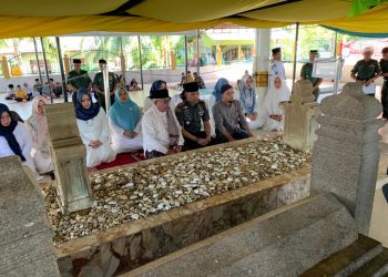 Keluarga Besar Kodim 0103/Aut menggelar acara Dzikir dan Doa bersama Anak Yatim kegiatan tersebut dilaksanakan di Makam Malikussaleh, di Gampong Beuringen Kec Samudra, Kabupaten Aceh Utara, Kamis,(07/07/2022)