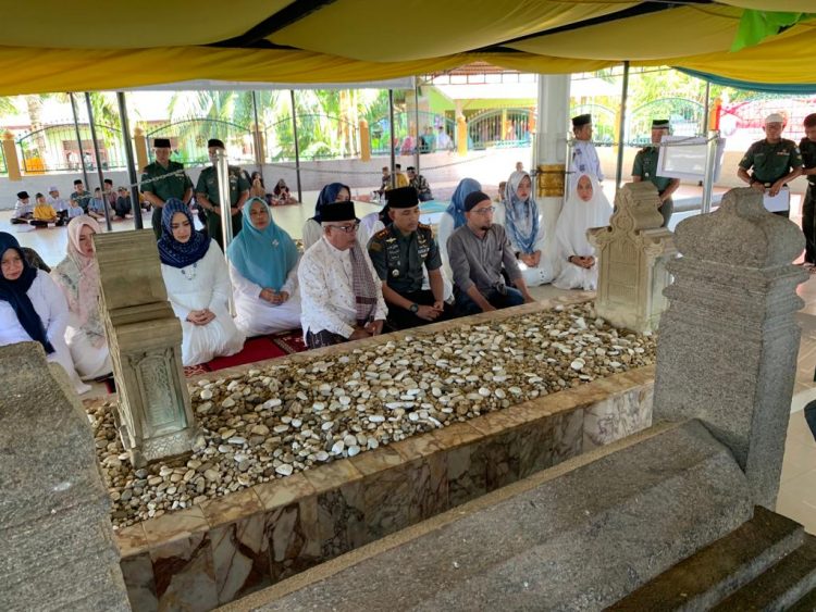 Keluarga Besar Kodim 0103/Aut menggelar acara Dzikir dan Doa bersama Anak Yatim kegiatan tersebut dilaksanakan di Makam Malikussaleh, di Gampong Beuringen Kec Samudra, Kabupaten Aceh Utara, Kamis,(07/07/2022)