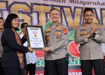 MURI Sri Widayati saat memberikan piagam penghargaan kepada Polres Probolinggo sebagai Pemrakarsa dan Penyelenggara Sajian Rawon Terbanyak memperingati Hari Bhayangkara ke-76