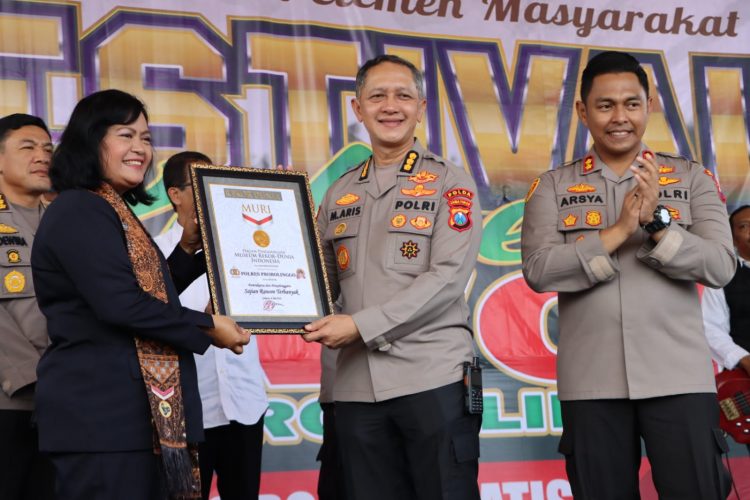 MURI Sri Widayati saat memberikan piagam penghargaan kepada Polres Probolinggo sebagai Pemrakarsa dan Penyelenggara Sajian Rawon Terbanyak memperingati Hari Bhayangkara ke-76