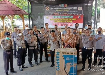 Personel Polsek Ploso menggelar acara tasyakuran pisah kenal empat anggota Polsek Ploso