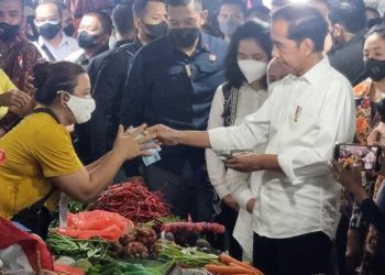 Presiden Jokowi mengunjungi Pasar Petisah Kota Medan dan langsung disambut hangat oleh para pedagang dan masyarakat yang berada di pasar tersebut.