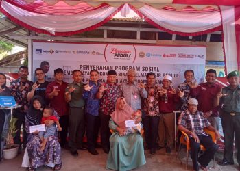 Lembaga Elmansyur Peduli menyerahkan bantuan program pemberdayaan ekonomi dan juga penyerahan biaya pendampingan pasien untuk program kesehatan