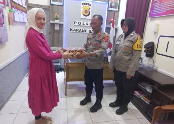 Kapolsek Karang Baru Iptu Suripto dan calon muallaf atas nama Deni Yenti (30), untuk melakukan ikrar Syahadat sebagai salah satu syarat untuk memeluk agama Islam