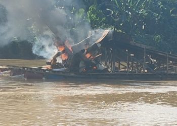 2 Rakit PETI yang Dibakar Oleh Personil Polsek Benai Kuansing