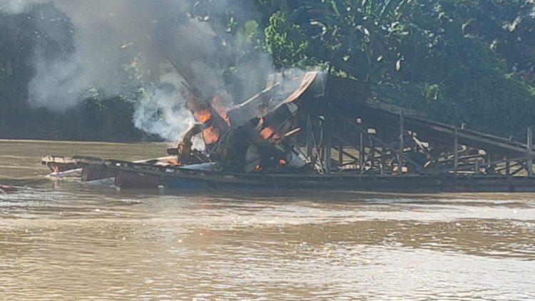 2 Rakit PETI yang Dibakar Oleh Personil Polsek Benai Kuansing