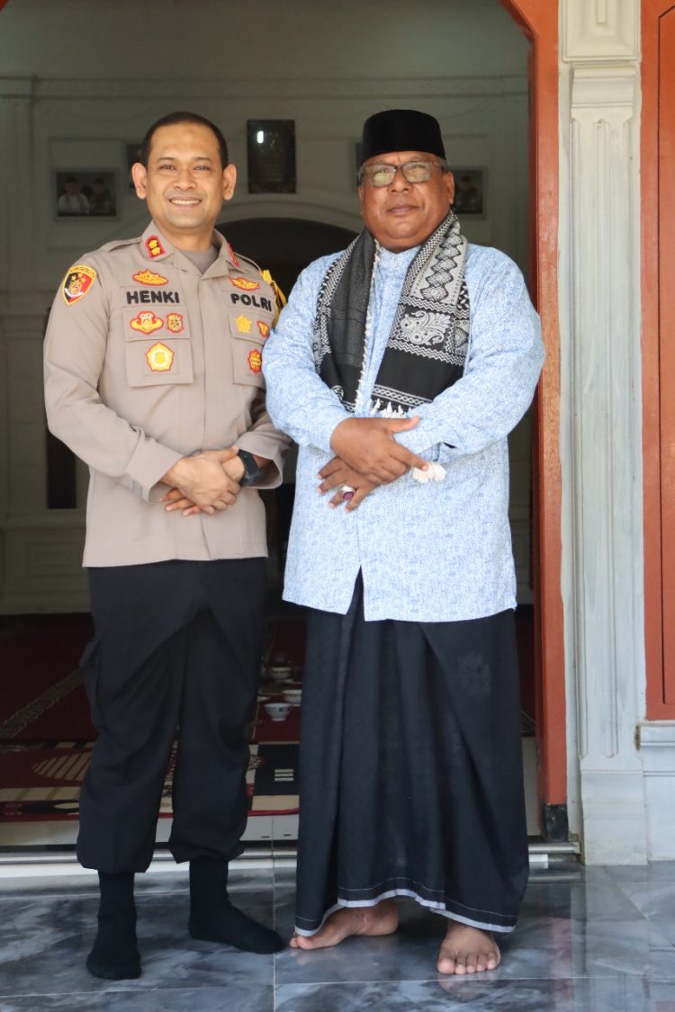 Kapolres Lhokseumawe AKBP Henki Ismanto, SIK mengunjungi kediaman Ketua Majelis Permusyawaratan Ulama (MPU) Kota Lhokseumawe, Tgk H Abubakar Ismail
