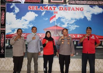 Kapolres Dairi didampingi Ketua Pengcab Wushu Sanda Kabupaten Dairi Alfriansyah Ujung, ST, Kasie Humas Polres Dairi Iptu Doni Saleh dan Iptu Kurdi N memberangkatkan seorang anak anggota Polri yang berprestasi bernama Mei Yulianengsih Kurniati, SPd., MPd menjadi pelatih cabang olahraga Wushu ke Provinsi Nangroe Aceh Darussalam (NAD)