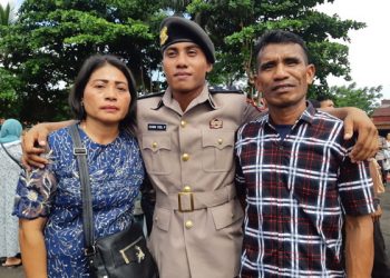 Bripda Ocwin Yoel Papuarenda bersama Kedua Orangtuanya