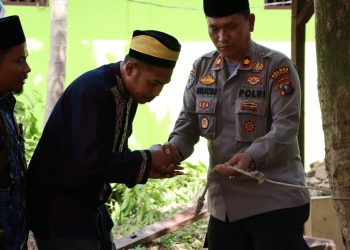 Wakapolres Labuhanbatu KOMPOL Drs. HERMANSYAH serahkan 4 ekor Sapi qurban, di Halaman Mesjid Mapolres Labuhanbatu
