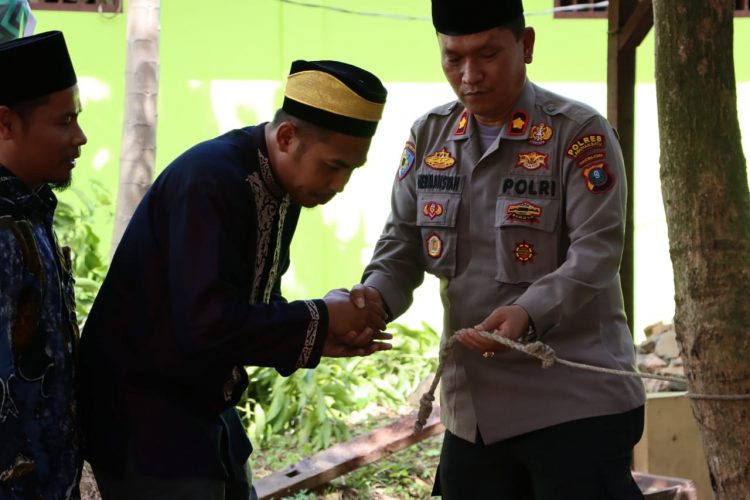 Wakapolres Labuhanbatu KOMPOL Drs. HERMANSYAH serahkan 4 ekor Sapi qurban, di Halaman Mesjid Mapolres Labuhanbatu