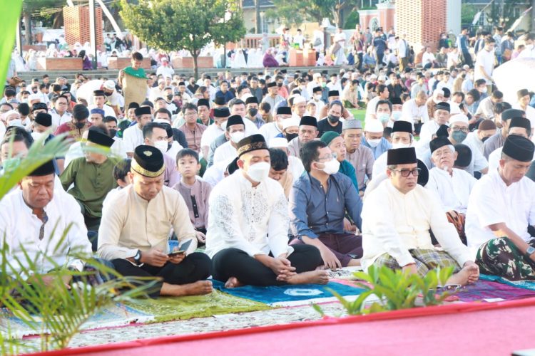 Seluruh anggota Polres Majalengka dan Bhayangkari melaksanakan Sholat Idul Adha di Mesjid Jamiussolihin