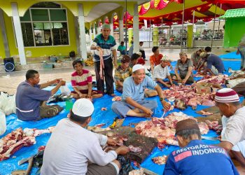 Proses Pemotongan Hewan Kurban di halaman Masjid Alhikmah Komplek Palm Agung OKI - Sumsel