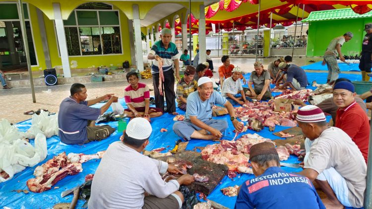 Proses Pemotongan Hewan Kurban di halaman Masjid Alhikmah Komplek Palm Agung OKI - Sumsel
