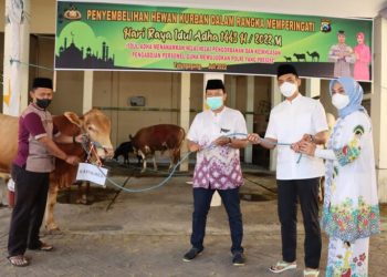 Polres Tulungagung melakukan penyembelihan 4 ekor sapi dan 22 ekor kambing