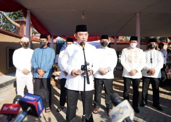 Kapolri Jenderal Listyo Sigit Prabowo secara simbolik menyerahkan 112 hewan kurban sapi dalam rangka memperingati Hari Raya Idul Adha