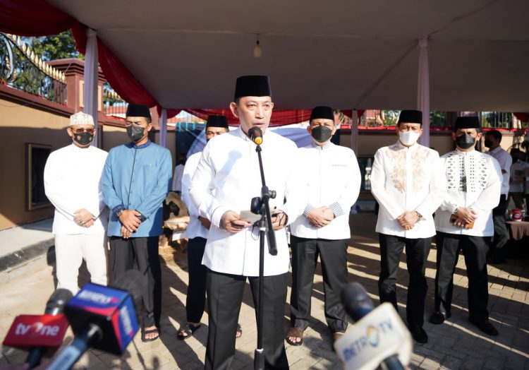 Kapolri Jenderal Listyo Sigit Prabowo secara simbolik menyerahkan 112 hewan kurban sapi dalam rangka memperingati Hari Raya Idul Adha