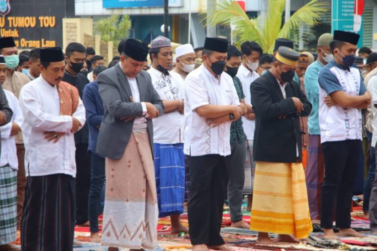 Polda Sulawesi Utara (Sulut) menggelar salat Idul Adha 1443 H dan penyembelihan hewan kurban