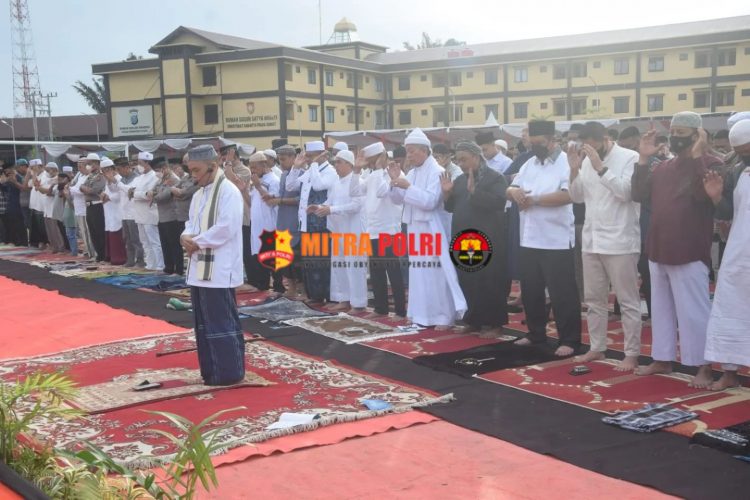 Kepolisian Daerah Sumatera Utara (Polda Sumut) menggelar Shalat Idul Adha 1443 Hijriah bertempat di Lapangan Bola Mapolda Sumut