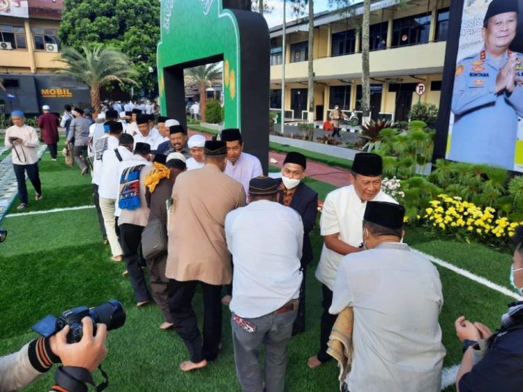 Kapolda Jabar Irjen Pol. Drs. Suntana M.Si melaksanakan Sholat Ied didampingi Wakapolda Jabar dan Pejabat Utama Polda Jabar beserta seluruh anggota