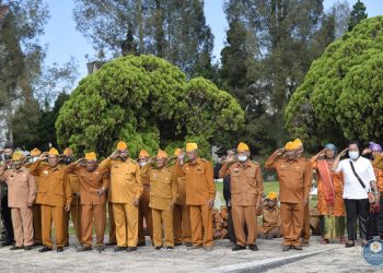 Pemkab Karo bersama Forkopimda dan para Veteran Kabupaten Karo melaksanakan Upacara dan tabur bunga di Makam Pahlawan Kabanjahe yang dipimpin langsung oleh Dandim 0205/TK, Letkol Inf. Benny Angga Suoro