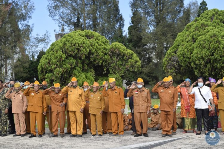 Pemkab Karo bersama Forkopimda dan para Veteran Kabupaten Karo melaksanakan Upacara dan tabur bunga di Makam Pahlawan Kabanjahe yang dipimpin langsung oleh Dandim 0205/TK, Letkol Inf. Benny Angga Suoro