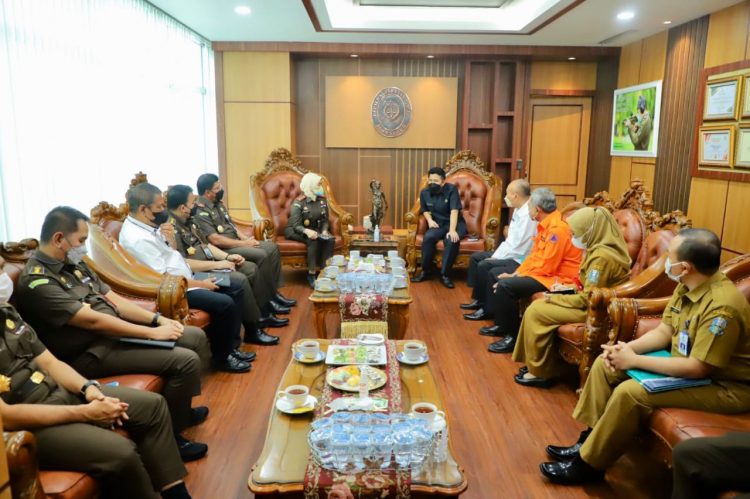 Plt. Gubernur Jawa Timur, Emil Elestianto Dardak saat melakukan pertemuan bersama Kepala Kejaksaan Tinggi Negeri Jawa Timur Mia Amiati di Kajati Jatim Surabaya