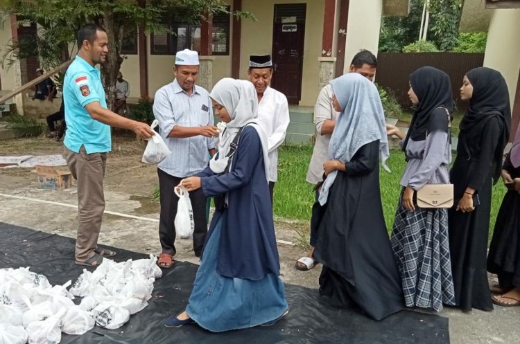 Guru MAN 2 Aceh Utara menyembeli hewan Qurban 3 ekor lembu