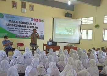Polsek Kutasari Polres Purbalingga mengisi materi kegiatan Masa Pengenalan Lingkungan Sekolah (MPLS) bagi siswa baru di SMP Negeri 1 Kutasari