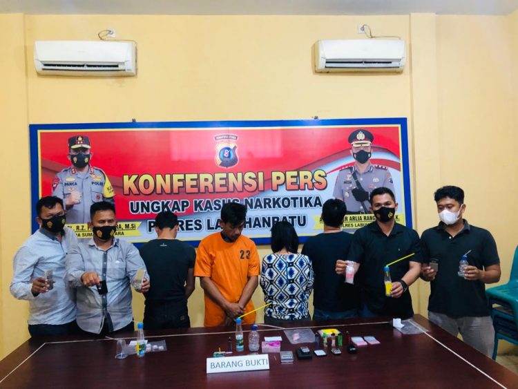 Polres Labuhanbatu ringkus 4 orang berinisial AMS (40) warga Jalan Padang Bulan, AR (40) warga Desa Janji, FR (26) warga Jalan KH Dewantara dan seorang ibu rumah tangga NJ (52) warga Jalan Padang Bulan, Labuhanbatu