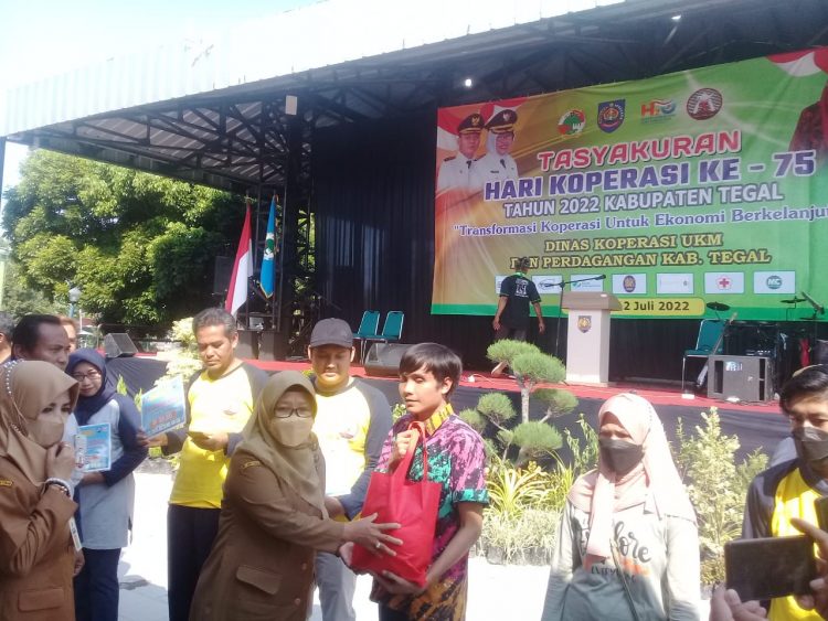 Peringatan HUT Koperasi Ke - 75 yang bertempat di Taman Rakyat Slawi Ayu