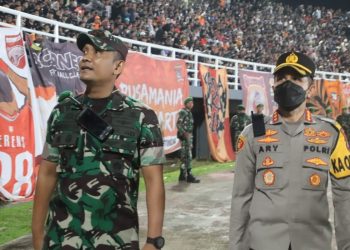 Komandan Distrik Militer (Dandim) 0901/Samarinda Letkol. Arm, Novi Herdian, SH., MM, bersama Kepala Kepolisian Resort Kota (Kapolresta) Samarinda Kombes Pol. Ary Fadli, SIK., MH., M.Si. turun langsung di lapangan meninjau kesiapan pengamanan pertandingan sepak bola Piala Presiden 2022