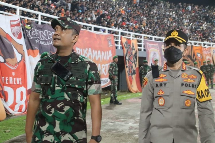 Komandan Distrik Militer (Dandim) 0901/Samarinda Letkol. Arm, Novi Herdian, SH., MM, bersama Kepala Kepolisian Resort Kota (Kapolresta) Samarinda Kombes Pol. Ary Fadli, SIK., MH., M.Si. turun langsung di lapangan meninjau kesiapan pengamanan pertandingan sepak bola Piala Presiden 2022